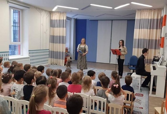 Преподаватели школы №2070 организовали концерт для детей 