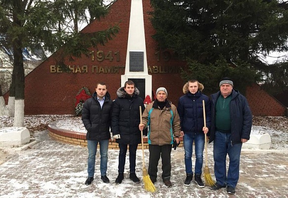Патронатную акцию по уборке памятников провели в Сосенском