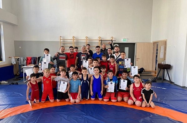 Спортсмены из Сосенского приняли участие в турнире по вольной борьбе