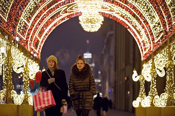 Световые инсталляции и ели: Москву подготовили к празднованию Нового года