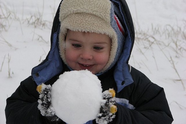 Дошколята слепили на территории детского сада снежные фигуры