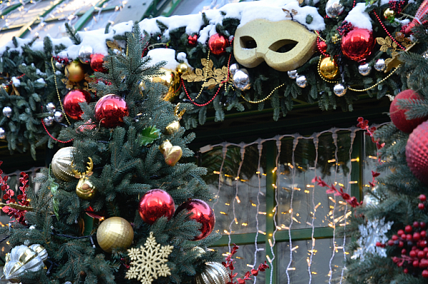 Новогодние традиции: на Кузнецком мосту открылась галерея дизайнерских елок