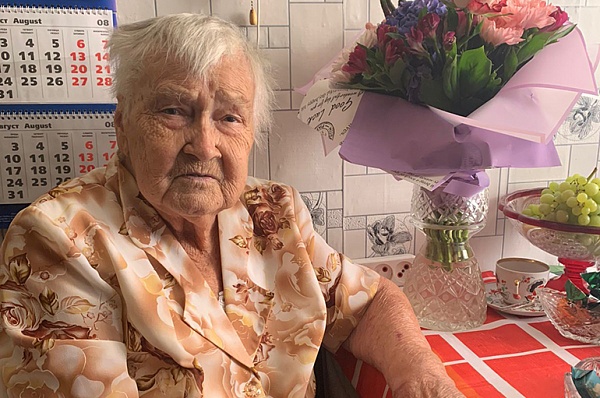 Жительницу Коммунарки поздравили с 90-летием