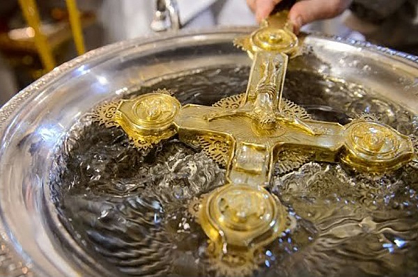 В храмах Коммунарки, Летова и Сосенок на Крещение проходят водосвятные молебны