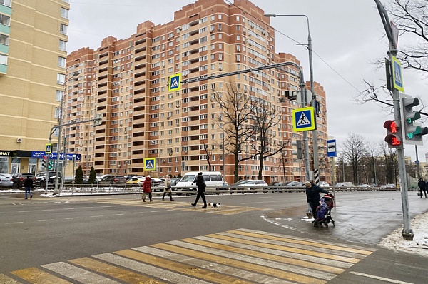Пешеходный переход у дома 6 на улице Александры Монаховой стал регулируемым