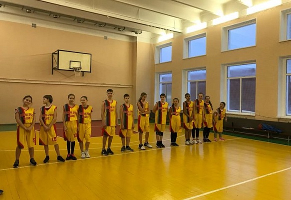 Школьная команда по баскетболу выиграла четвертьфинальный матч турнира «Победный мяч»