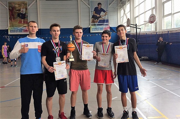 Молодежные команды Сосенского центра спорта стали вторыми на городском турнире по стритболу