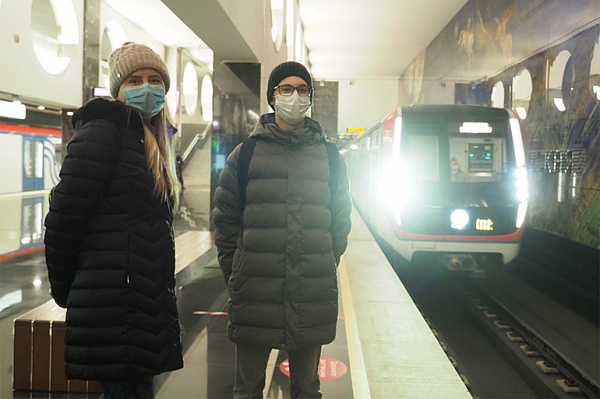 Жители Сосенского увидят украшения на станциях Троицкой линии метро