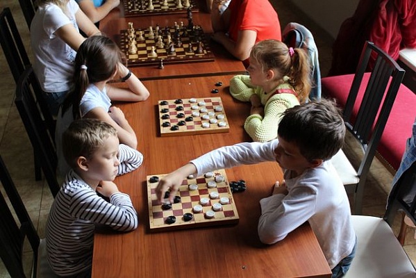 Шашечные и шахматные баталии прошли в Сосенском