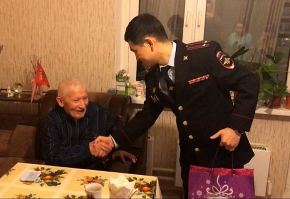 Полицейский Дед Мороз поздравил ветерана ОВД 