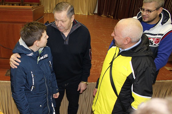 Жители Сосенского встретились с легендарным хоккеистом Александром Мальцевым