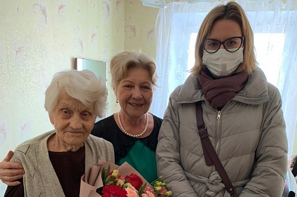 Труженицу тыла из Сосенского поздравили с 90-летием