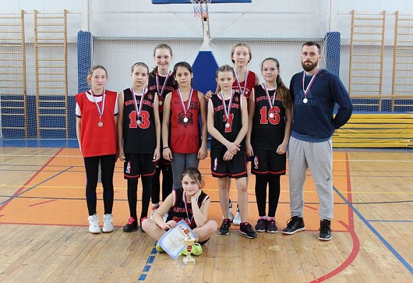 Команда Школы №2070 завоевала серебро в Открытом первенстве по баскетболу в честь 8 марта