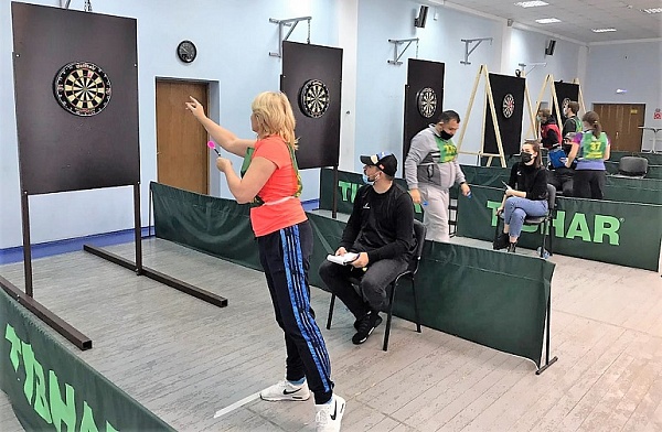 Сотрудники Сосенского центра спорта пригласили жителей принять участие в соревнованиях по дартсу