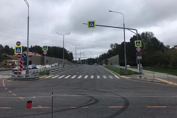 ЦОДД просят перенастроить светофор на перекрестке новой дороги в Газопроводе