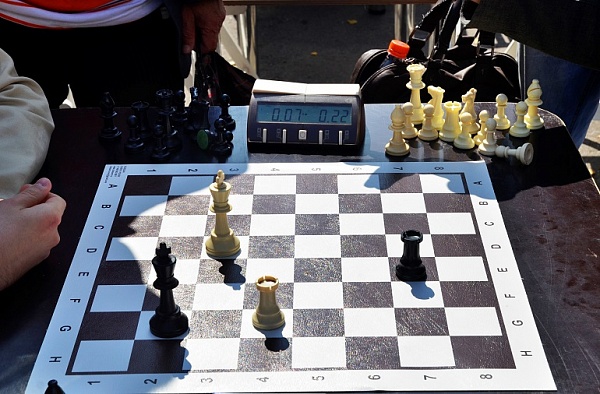 Урок по игре в шахматы показал инструктор Сосенского центра спорта