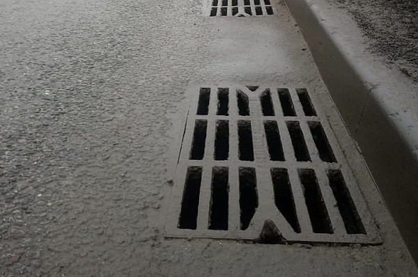 На участке улицы Александры Монаховой восстановили решетки ливневой канализации