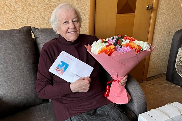 Жительницу Коммунарки поздравили с 95-летием