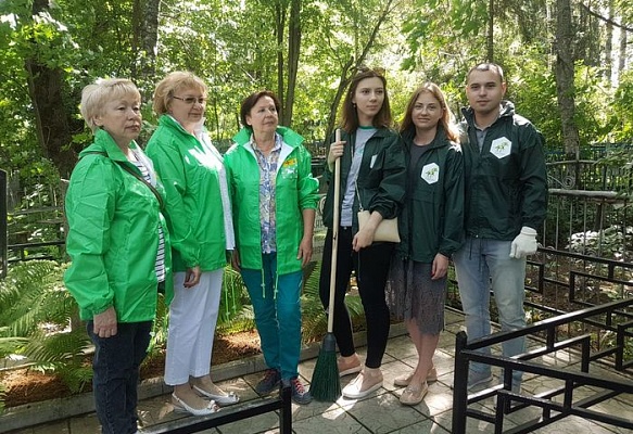 Ветераны и молодые парламентарии Сосенского провели уборку памятников