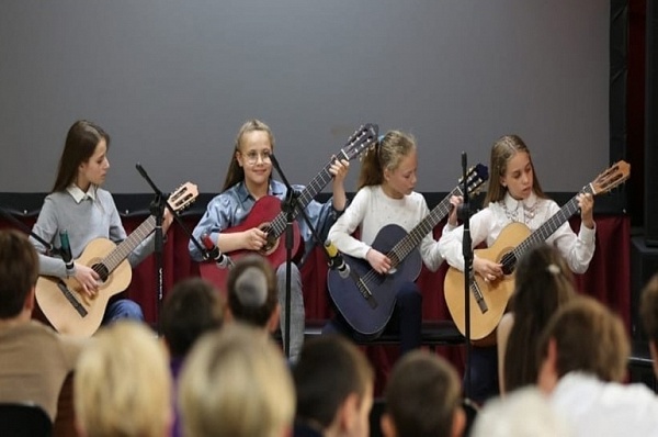 Отчетный концерт класса гитары состоялся в школе №2070