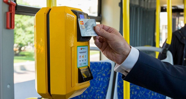 В автобусе №526 можно оплатить проезд банковской картой 