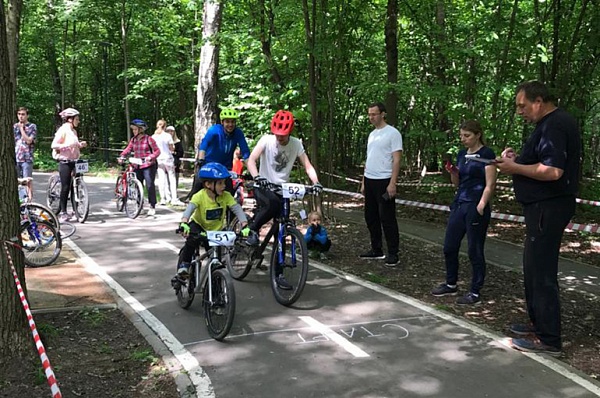 В поселке Газопровод прошли соревнования «Мама, папа, я – велосипедная семья» 