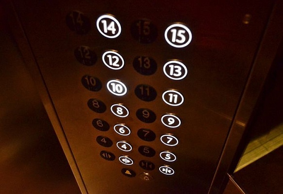 Работы по оснащению лифтов провели в доме в Коммунарке 