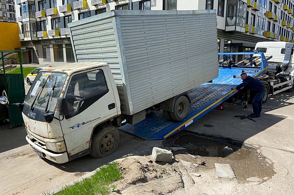 С территории ЖК «Москвичка» вывезли брошенный мини-грузовик