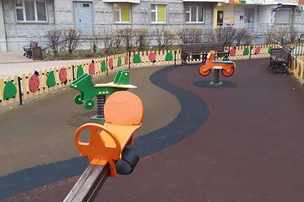 На Лазурной улице провели ремонт МАФ на детской площадке