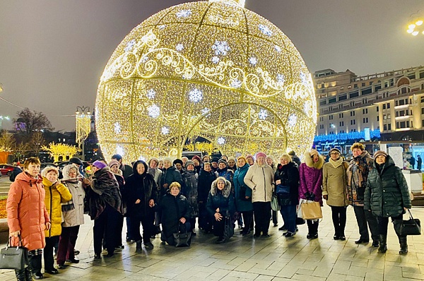 Представители старшего поколения из Сосенского совершили экскурсию по новогодней Москве