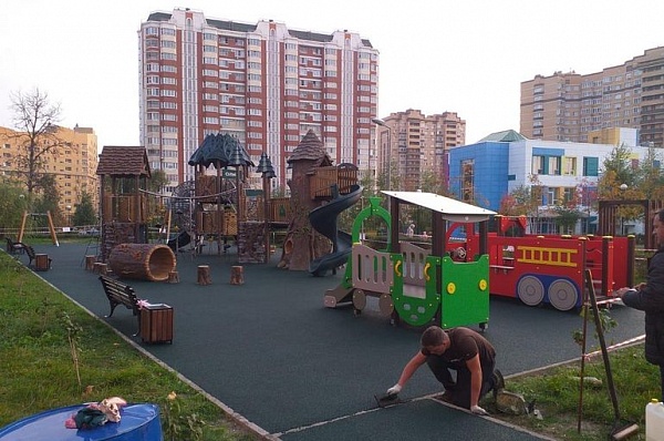 На детской площадке на Лазурной улице завершились работы по благоустройству